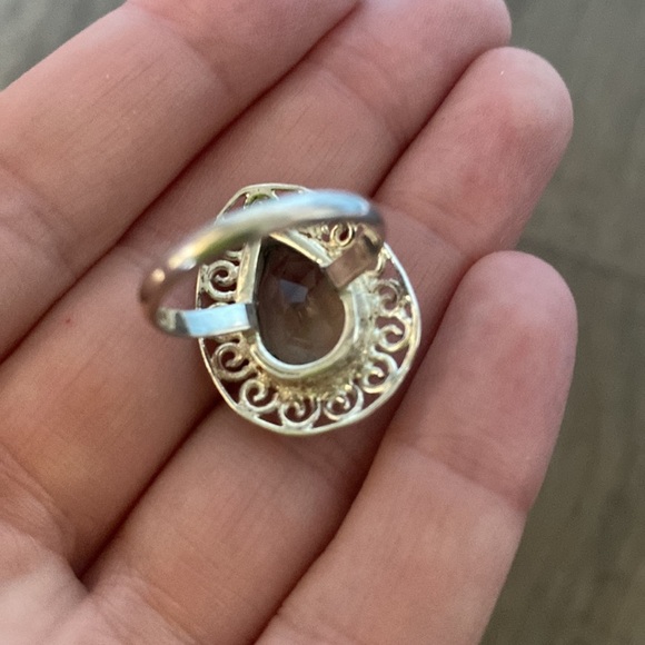 Sterling silver filigree swirl pear shaped pale green stone cocktail ring. 6.5 - Picture 6 of 6